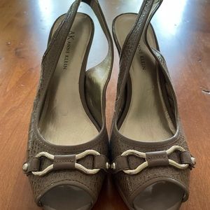 Taupe Sz8 Anne Kline 3” slingback faux reptile heels w/toe details. Worn 2-3X